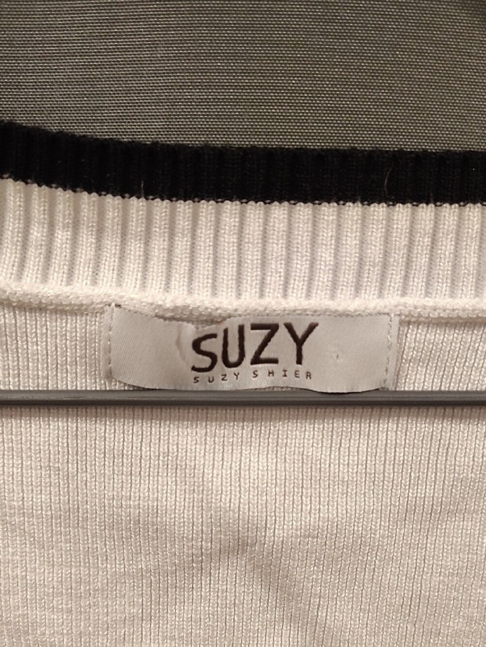 👕2 for 15$ Or 3 for 20$👕Suzy Shier White Ribbed Knit Tank with Black Neck Trim - Picture 2 of 4